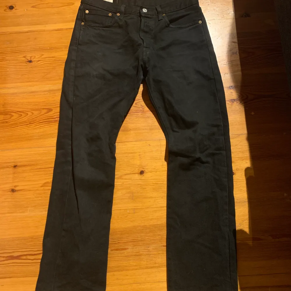 Säljer min pojkväns Levis jeans på grund av att han fick köpa nya i större storlek, de har blivit för små tyvärr. Inga hål eller så, färgen är fortfarande svart, har int enligt ”grå” som svarta byxor brukar bli. Lite ”bagy” stil, skisnygga. Modellen 501.  Kan både fraktas och mötas upp☺️. Jeans & Byxor.