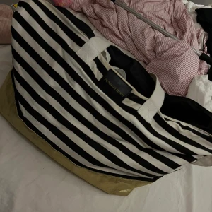 Victoria Secret Bag - Victoria secret jag, använd många gånger, därav priset. Jätte bra med plats!