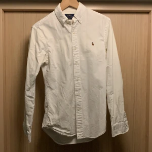 Ralph Lauren skjorta - Vit Ralph Lauren skjorta. Storlek S, herrmodell, slim fit. Nyskick - inget slitage