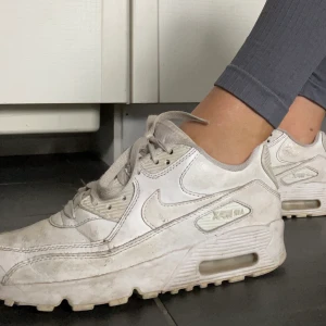 Nike Air Max - Säljer mina snygga Nike Air Max i storlek 38,5 men passar även 38. Säljer endast pga för små annars hade jag gärna behållit dom:)  original pris 1150kr från Foot Locker