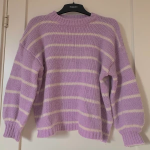 Stickad tröja - Säljer denna supermysig stickade tröjan från NORR som bara har använts några gånger. Köparen står för frakt💘