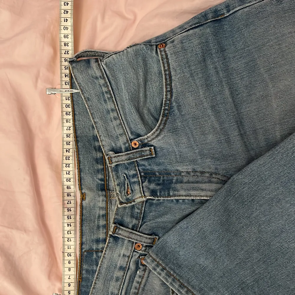 Jätte fina vintage Levis jeans i bra skick!  Mått:  36cm (sista bilden) Innerbenslängd: 85 💕🌸  . Jeans & Byxor.