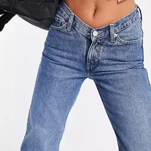 Weekday Twin. Supersnygga jeans med låg, v-formad midja. Finns ej att få tag på längre. Nypris 749kr.  Jeansen är använda mindre än 5 ggr och har blivit för små för mig därav säljer jag. Toppskick!