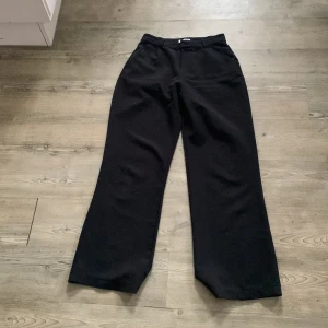 Kostymbyxor  - De är ganska stora i storleken, därför säljer jag dem!😊