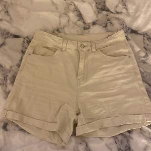 Ett par beige shorts från Vero Moda. Köparen står för priset av frakten. 