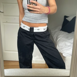 Dickies workpants 874 - Svarta dickies 874. W29/L30. Använda typ 3 gånger. Nypris 700kr. Passar mig som är xs/34 om man vill ha liiite oversized 