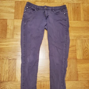 Criminal Damage Lila Jeans - Mid rise skinny jeans från Criminal Damage. Jeansstrl 34. Passar mig som är 170 cm lång. Okej att komma med bud. Katt i hemmet. 