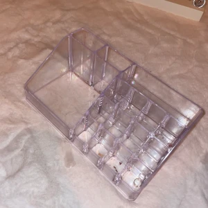 Sminkförvaring i akryl  - Använt skick men kommer rengöras innan försäljning. Kan användas till förvaring av smink, hudvård eller valfritt😊