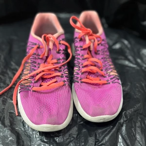 Nike träningsskor  - Ett par Nike träningsskor i stl 39 som är i bra skick säljs för 100 kr. Står ej för frakten.