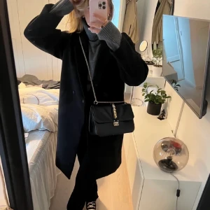 👻 Kappa 👻 - Perfekt kappa nu till hösten och vintern. Köpt från en tjej på Plick som var helt ny då och har endast användt den själv fåtal gånger. Lånade bilder! Pris går att diskuteras! Kappan är i från HM.