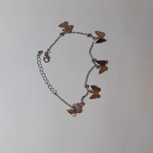 Fjäril vristlänk - En superfin vristlänk, säljer pga den inte kommer till anndning men den är jätte fin💕 den är aldrig använd och köparen står för frakten💌