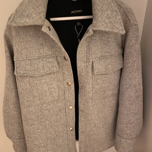 Skjorta jacka  - Grå skjorta eller jacka från Monki