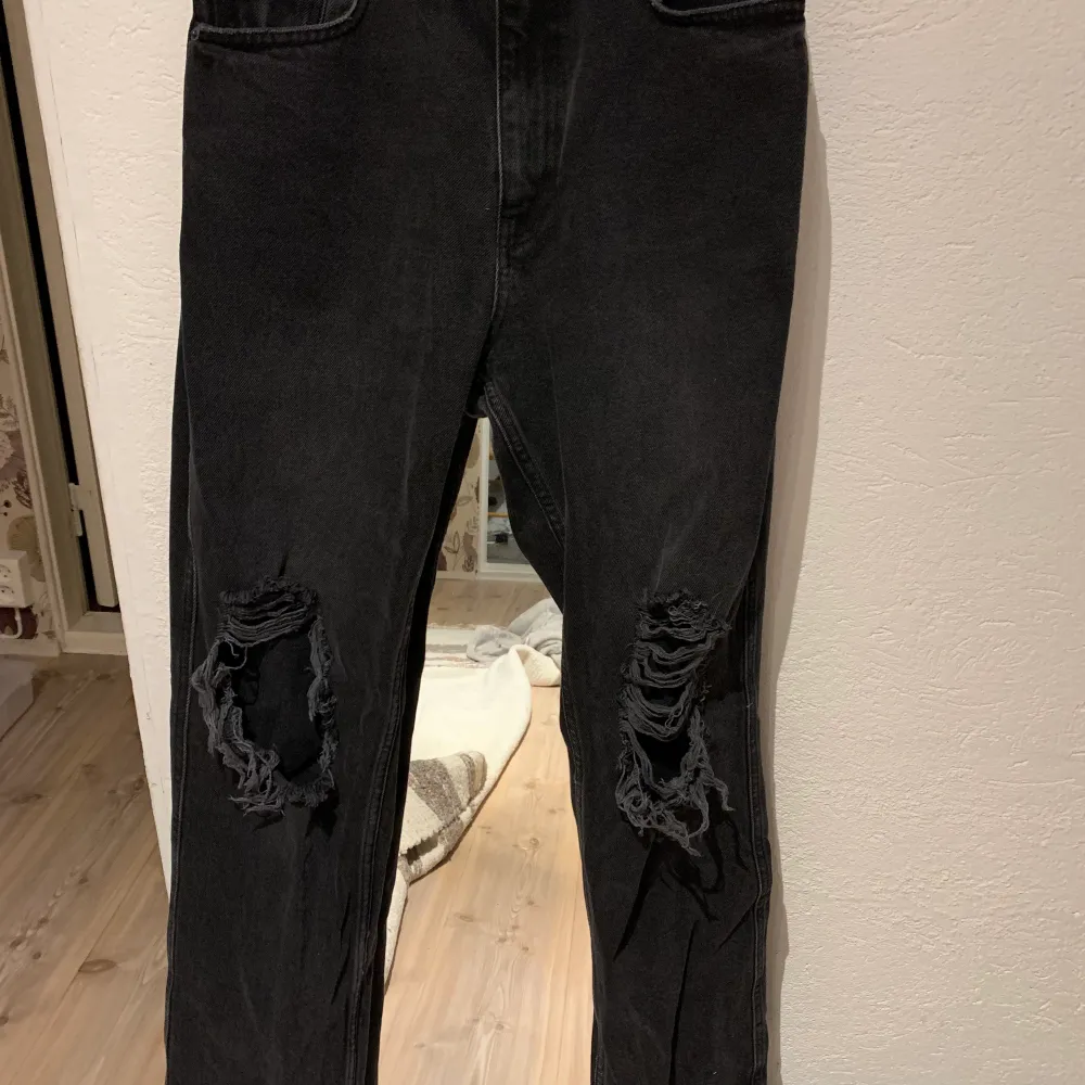 Snygga svarta mom jeans med slitningar från na-kd i stl 40 men kan passa 38 också, köpta från Plick, skriv privat för bättre bilder. Jeans & Byxor.