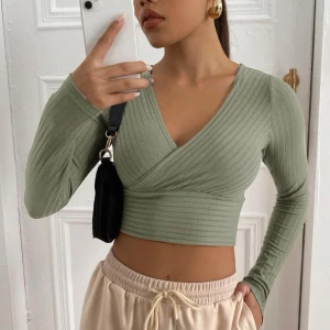 Grön topp  - Croppad ribbad topp i en fin grön färg, använd fåtal gånger! Har samma i svart 💞skriv vid frågor