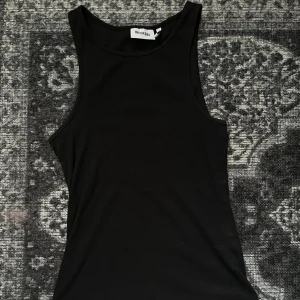 Svart linne - Clean svart ribbat linne från weekday! Bra skick, Storlek M 💕