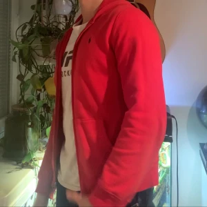 Röd Polo Hoodie - Helröd hoodie av märket Ralph Lauren, skick 8/10, mörkblått märke