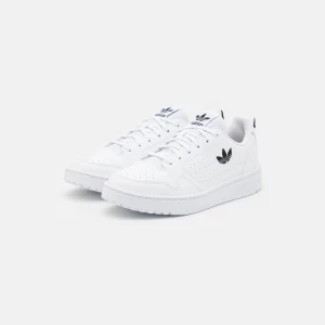 Adidas Originals -  Jättefina och sköna Adidas Originals skor st37, som inte kommer till användning.  Endast använda 2gånger. Originalpris 699!