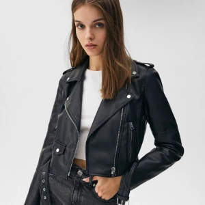 Pill & bear skinnjacka  - Supersnygg trendig skinnjacka från pull & bear. 