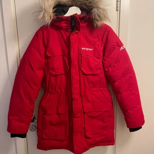 Dunparkas Everest - Nypris ca 1600. Köpt runt 2014 men sparsamt använd. Som ny men har fastnat lite ludd från kläder i kardborren.