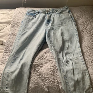 Gina tricot , 42 - Den är i nyskick, köptes testad 1 gång men de passade inte riktigt!