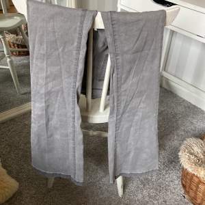 Ett par gråa mid waist jeans! Ursnygga men kommer inte till användning. Köptes för ungefär 400kr så säljer för 150kr💓