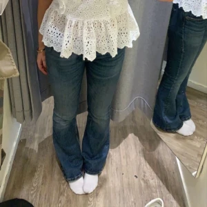 Low waist bootcut jeans!❤️❤️ - Populära low waist bootcut jeans ifrån ginatricot!❤️ Säljer då jag tyvär köpte i för stor  storlek. Jeansen är aldrig använda och är i nyskick. Skriv privat för fler bilder!❤️ Nypris:500kr❤️ LÅNADE BILDER!
