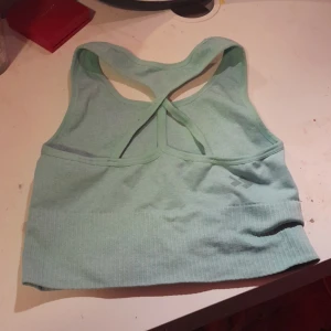 Träningströja - Turkos tränings topp men snörning i ryggen. Möts gärna upp. Köparen står för frakten