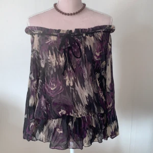 Fin lila tröja - Jättefin lila tröja. Aldrig använd. Storlek M. 100kr. Kan frakta men kan också mötas upp och lämna över i Trollhättan, Mellerud, Uddevalla och Vänersborg. 