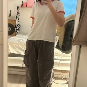 vit tshirt med röda / orangea detaljer - tshirt från bikbok i storlek M! säljer pga den inte kommer till användning (: kan mötas upp i stockholm!