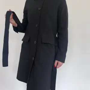 Very nicely designed black coat. I am 166 cm tall. In the perfect condition. 