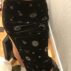En skit snygg svart kjol från H&M som aldrig är använd. Storlek S