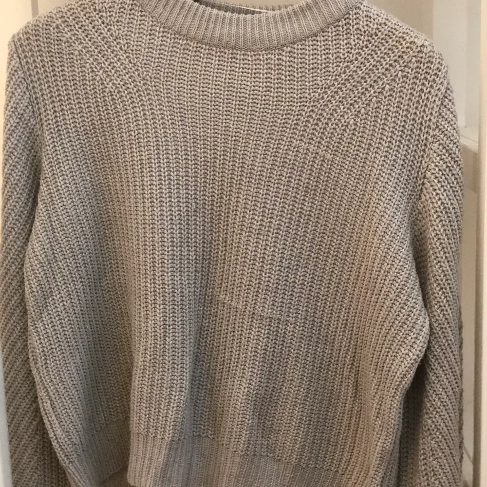 grå stickad tröja från gina tricot i storlek XS. Stickat.