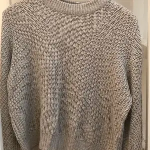 grå stickad tröja från gina tricot i storlek XS