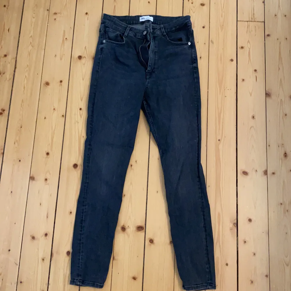 Jeans från Zara. Normal användning, inget märkbart slitage. Strl 40 (zara är ofta små i strl). 100kr. Jeans & Byxor.