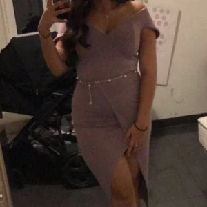 Festklänning  - Rosa/lila Festklänning som passar till mösspåtangnin, dop, bröllop, fest osv. 