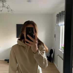 Beige hoodie  - Säljer denna hoodie från H&M då den inte används längre, vid intresse tveka inte att kontakta!🥰