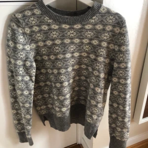 Stickad Tröja  - Fin Stickad tröja från Gap,  Storlek M, I mycket bra skick.
