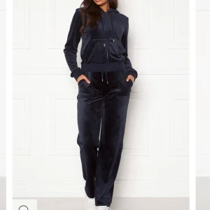 Juicy couture - Säljer mitt juicy couture set pga att jag vill köpa i mindre storlek istället! Säljer det endast som ett set och färgen är night sky🤍 storlek S i båda delarna. TRYCK INTE PÅ KÖP NU!