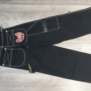 WU-TANG JEANS - Jeans från wutang, hittad på second hand. Dem är strl 20 i midjan och passar tyvärr endast väldigt små människor ☹️ men ett väldigt kul samlarobjekt i vilket fall! PM för fler bilder