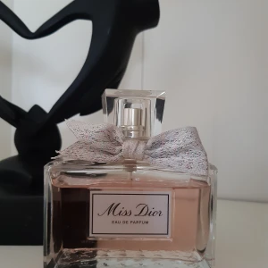 Miss dior edp 100ml - Funderar på att sälja min Miss dior parfym då den inte kommer till användning längre.   Andvänt den lite som man kan se på bilden men mycket kvar.