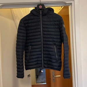 👻 Colmar dunjacka 👻 - Säljer en mörkblå dunjacka från Colmar i storlek 46 i väldigt bra skick. Nypris är 3599kr.