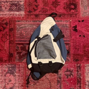 Diesel sling bag  - Tvär fet deisel sling bag i feta färger blå+vit, den är i praktiskt sätt ny och kommer hålla en livstid om skött rätt, (skriv för mer info)