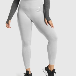 GYMSHARK TIGHTS - Säljer dessa ljusgråa Gymshark tights, vital seamless. Tyvärr är lappen bortklippt men tror att det var en XS. 