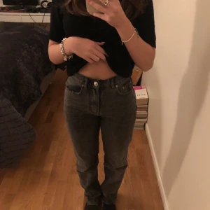 Gråsvarta jeans från Gina tricot  - Högmidjade jeans från Gina tricot. Sitter jätte bra och är i väldigt bra skick! Perfekta för en stickad tröja💕