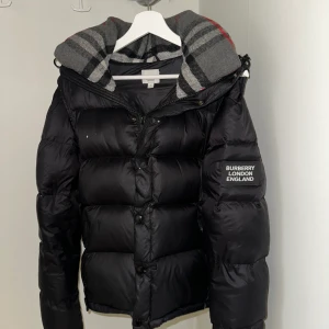 Burberry jacka - Säljer nu min jacka då den inte passar mig längre, den är i bra skick! Storlek: S