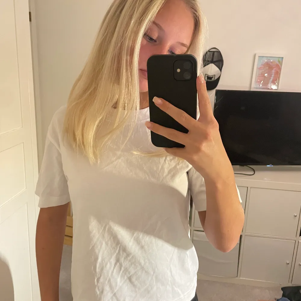 En vanlig vit t-shirt som inte har kommit till någon användning💗 Super fin och helt oanvänd🫶. T-shirts.