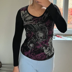 Långärmad topp - Säljer denna fina långärmade topp! Toppen är i fin sick. Storlek xs men passar också som s❤️