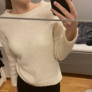 Stickad tröja (& Other Stories) - Mjuk stickad tröja från & Other Stories i storlek S. Knappt använd. Gjord av Ull, Mohair, Polyamid och Elastan. 