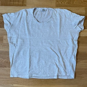 Acne t-shirt  - Acne t-shirt. XS men stor i storleken. Sitter mer som en S/M