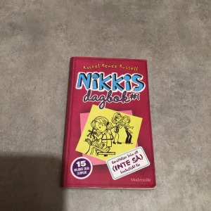 Nikkis dagbok (1an) - FRAKT: 45kr = 95kr  -inga skador i själva boken utan endast lite färg på baksidan av boken.